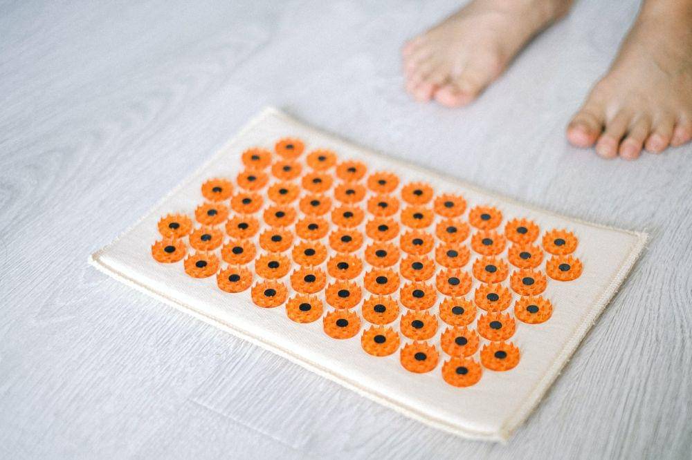 ilustrasi alat pijat kaki (pexels.com/Anna Shvets)