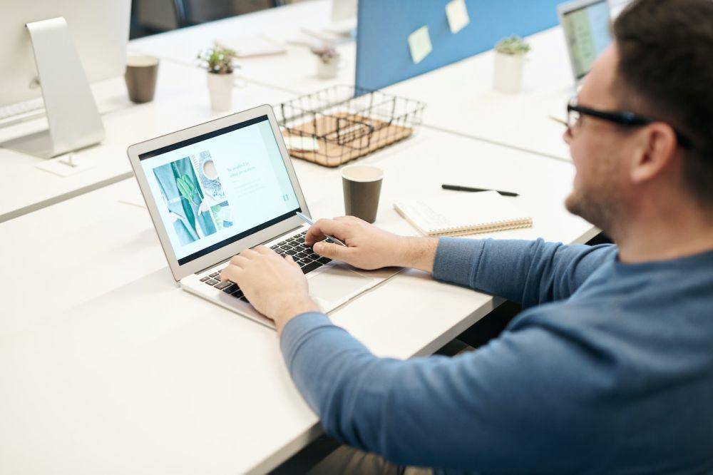 ilustrasi orang bekerja menggunakan laptop (pexels.com/Fauxels)