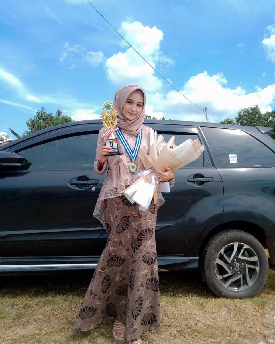 Style kondangan hijab minimalis (instagram.com/putri.jelitaaaa)