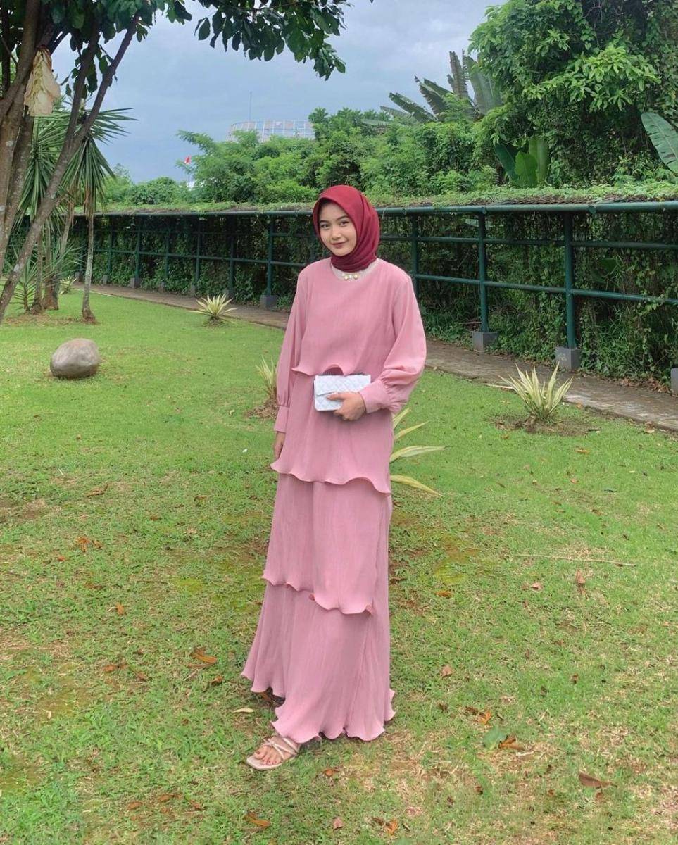Style kondangan hijab minimalis (instagram.com/putri.jelitaaaa)