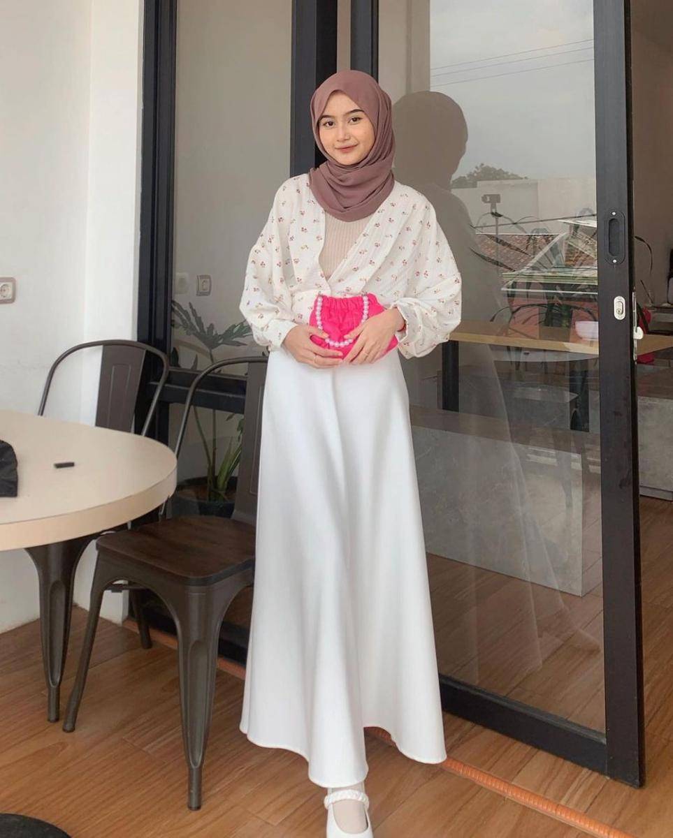 Style kondangan hijab minimalis (instagram.com/putri.jelitaaaa)
