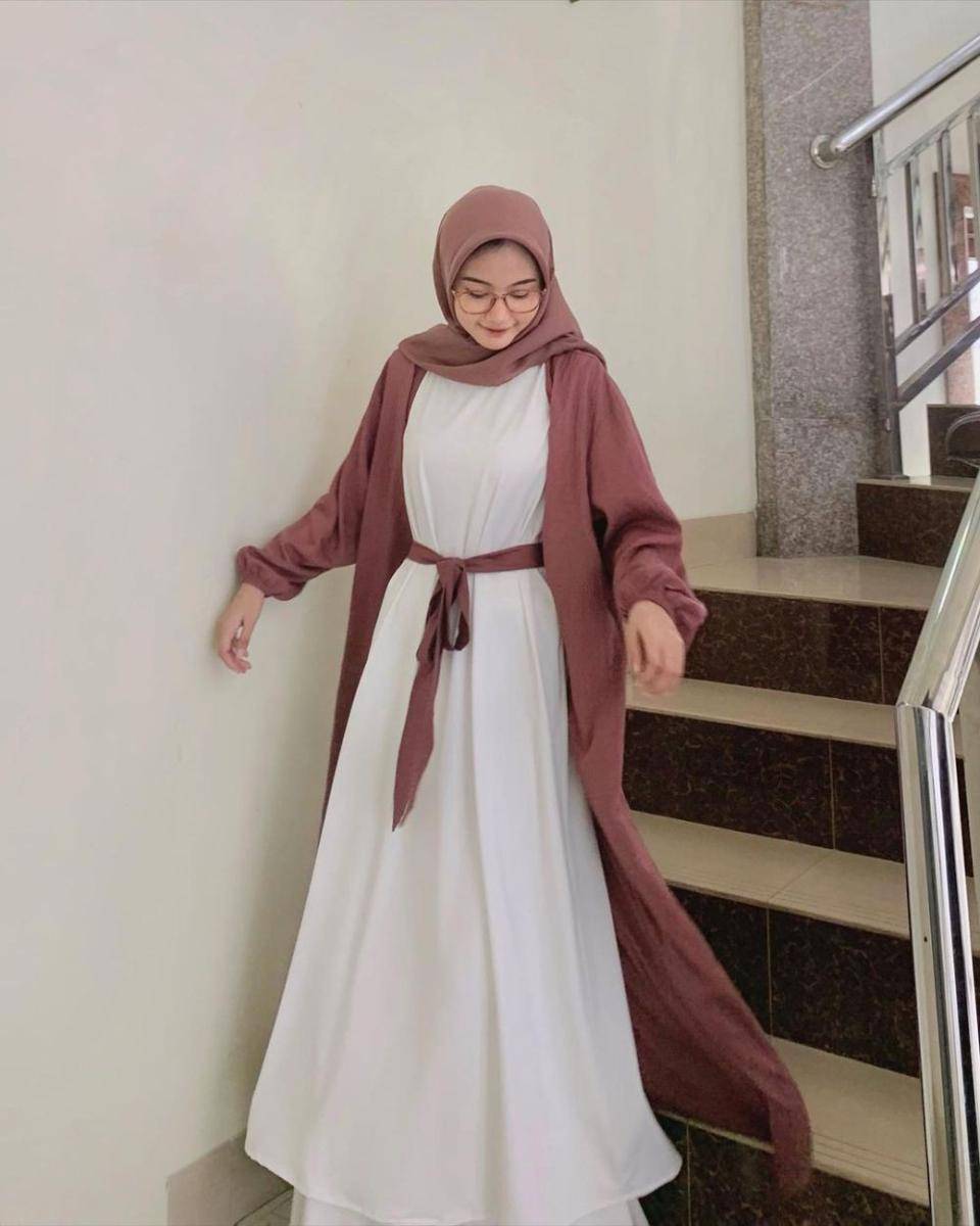 Style kondangan hijab minimalis (instagram.com/putri.jelitaaaa)