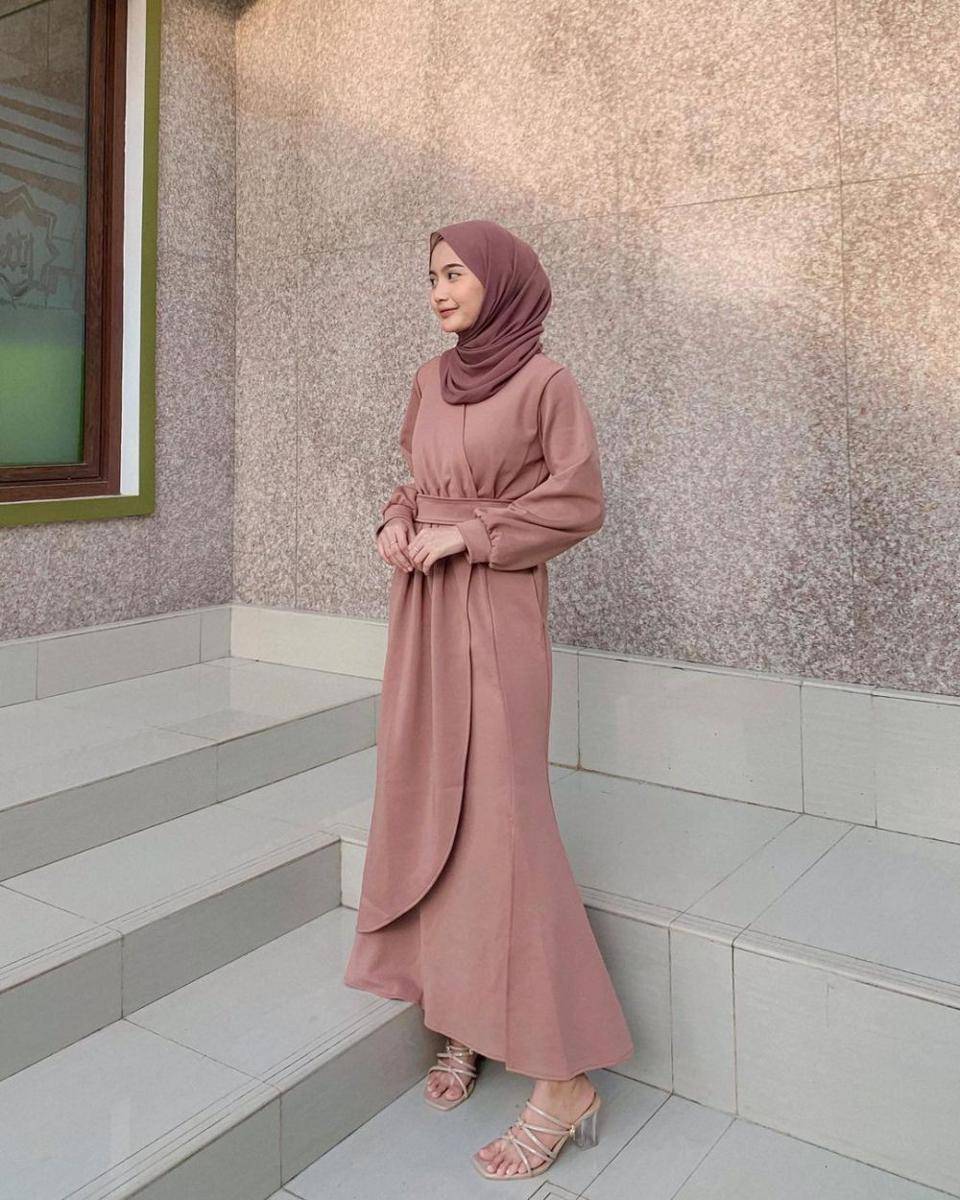 Style kondangan hijab minimalis (instagram.com/putri.jelitaaaa)