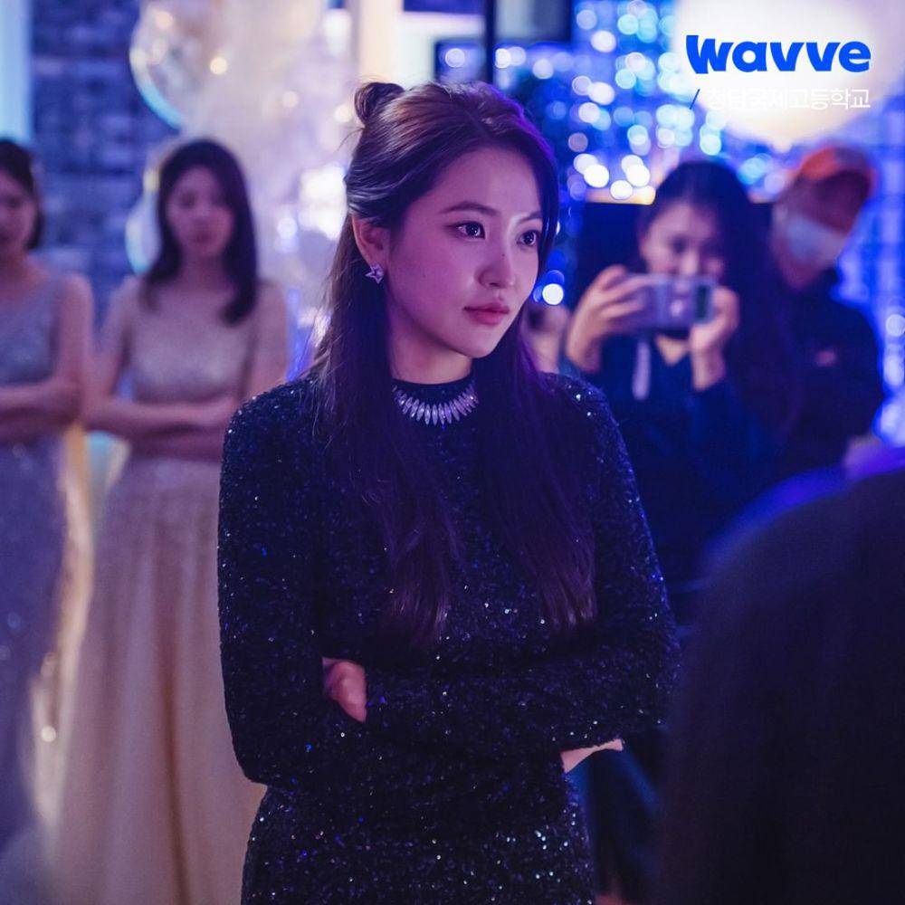 Baek Je Na (Yeri Red Velvet) di drakor Bitch X Rich (instagram.com/koktv.official)