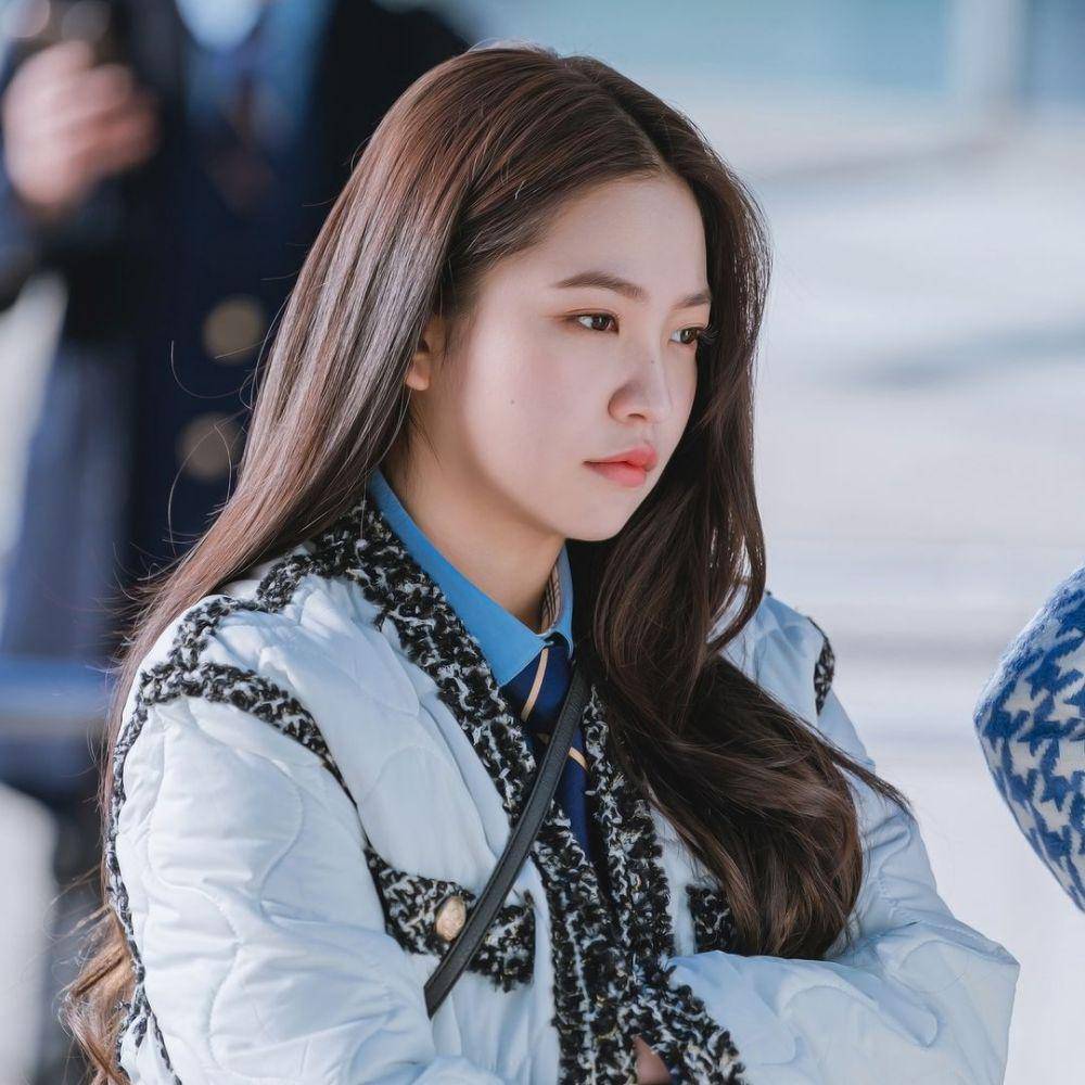 Baek Je Na (Yeri Red Velvet) di drakor Bitch X Rich (instagram.com/koktv.official)