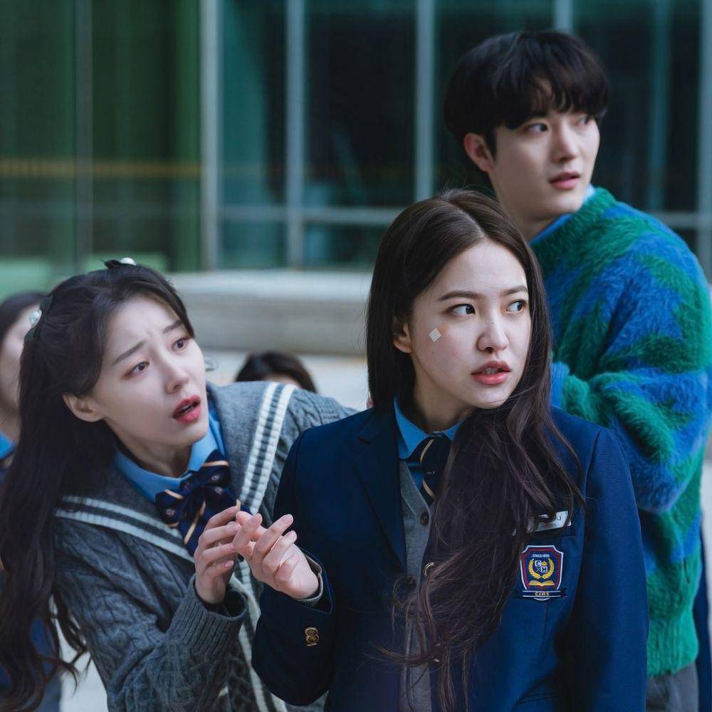 Baek Je Na (Yeri Red Velvet), Min Yul Hee (Park Si Woo), dan Park Woo Jin (Jang Deok Su) di drakor Bitch X Rich (instagram.com/koktv.official)