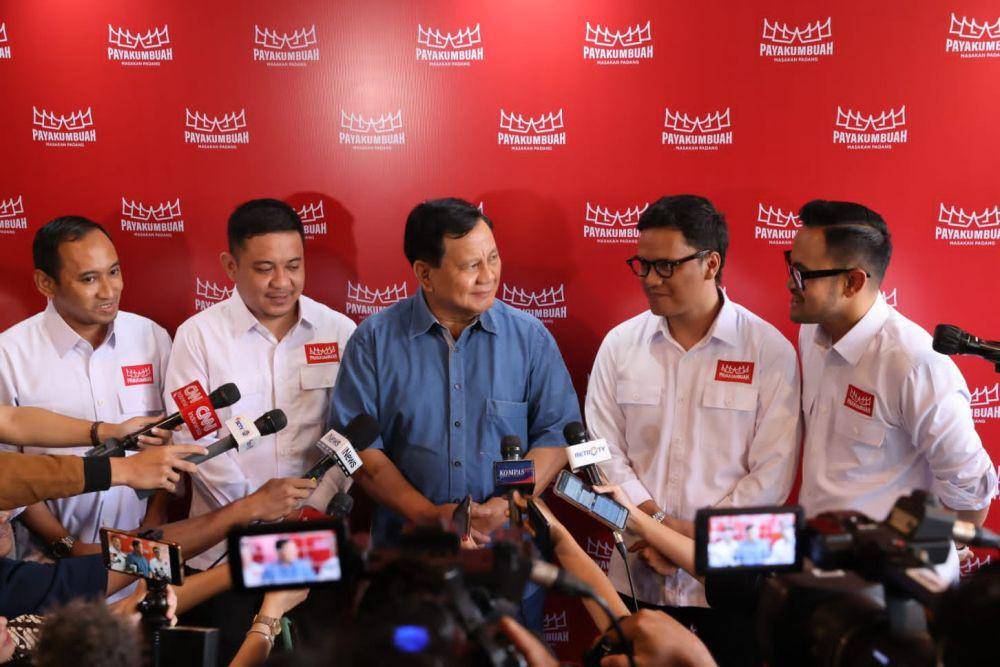 Ketua Umum Partai Gerindra, Prabowo Subianto ketika mengundang influencer dan jurnalis dalam pembukaan RM Padang. (Dokumentasi Media Menhan)