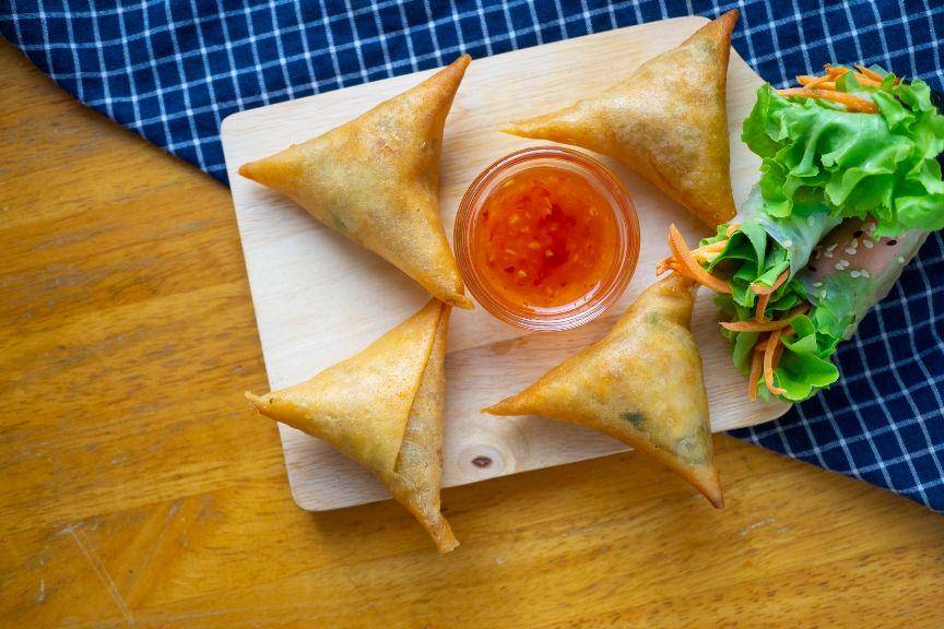 ilustrasi samosa (vecteezy.com/praewpan_1352633)