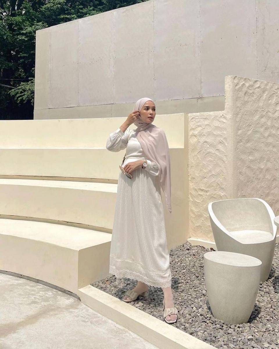ide padanan gamis putih untuk Idul Adha (instagram.com/hamidahrachmayanti)
