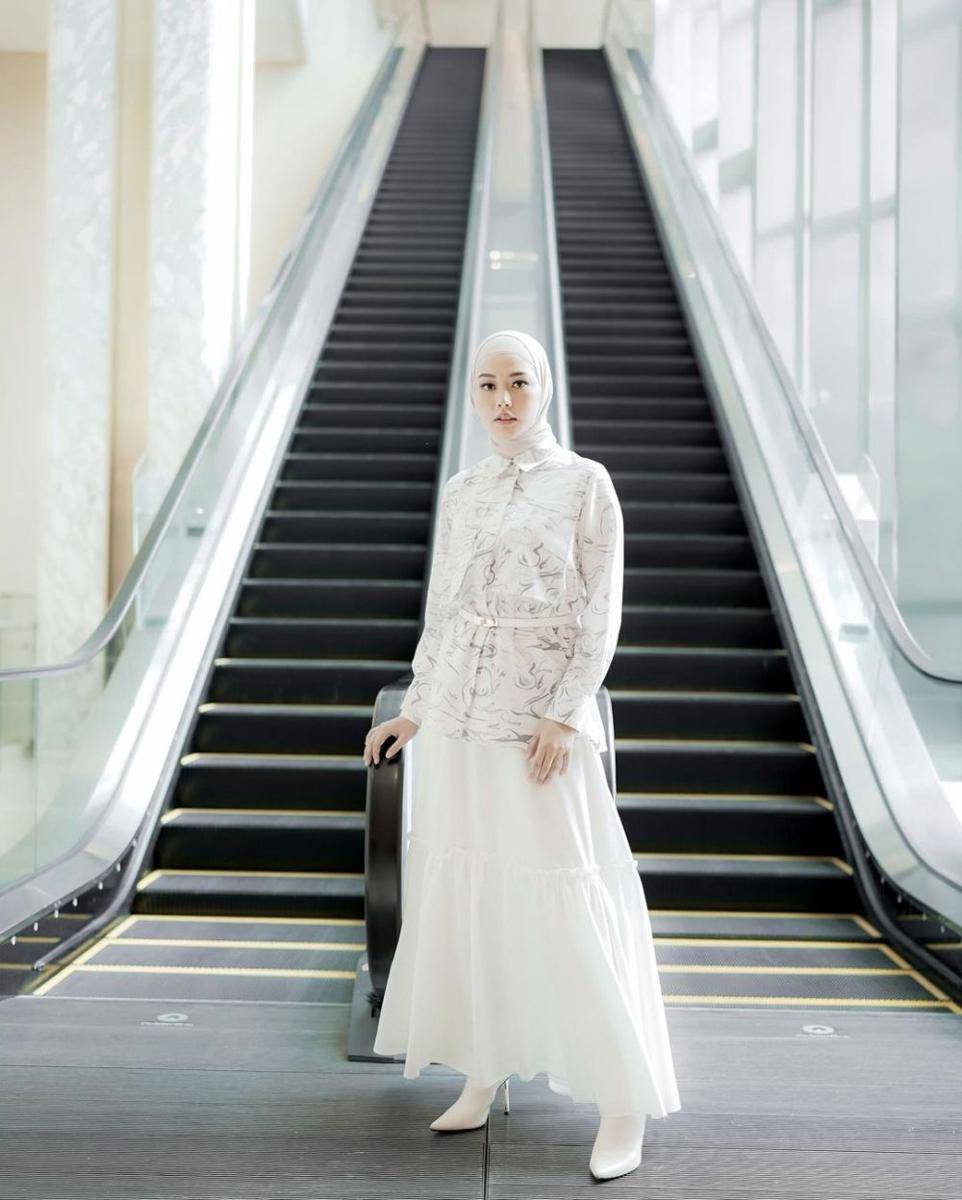 ide padanan gamis putih untuk Idul Adha (instagram.com/daraarafah)