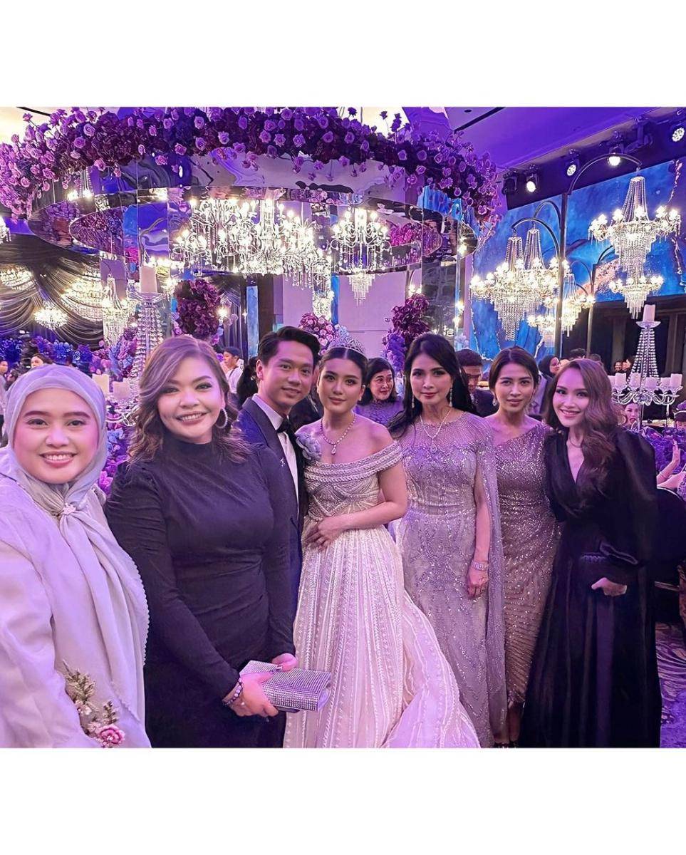 potret Ayu Ting Ting di resepsi pernikahan Kevin-Valen (instagram.com/ayutingting92)