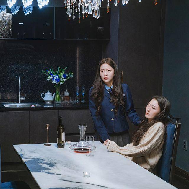 Still cut drama Bitch X Rich (instagram.com/koktv_official)