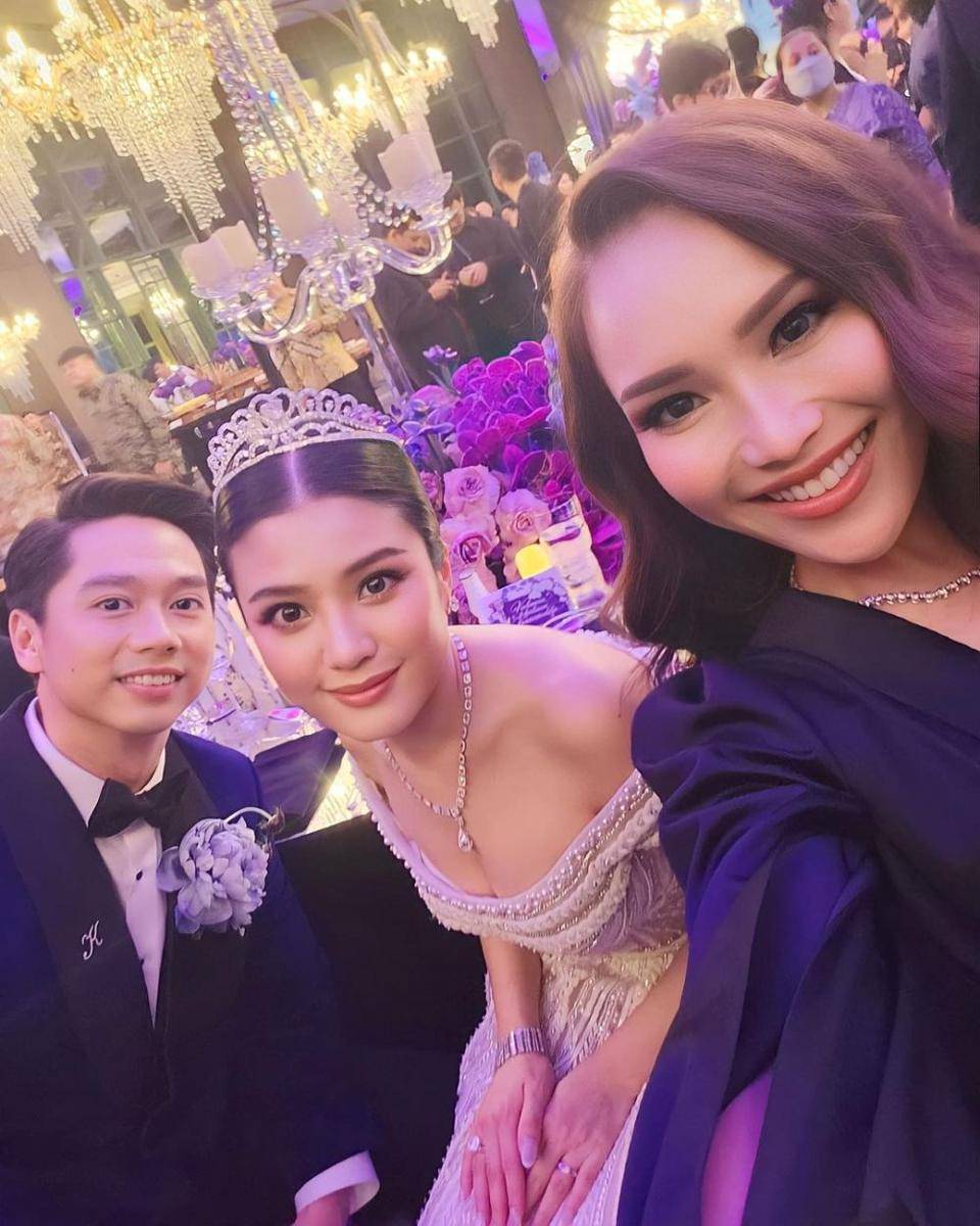 potret Ayu Ting Ting di resepsi pernikahan Kevin-Valen (instagram.com/ayutingting92)