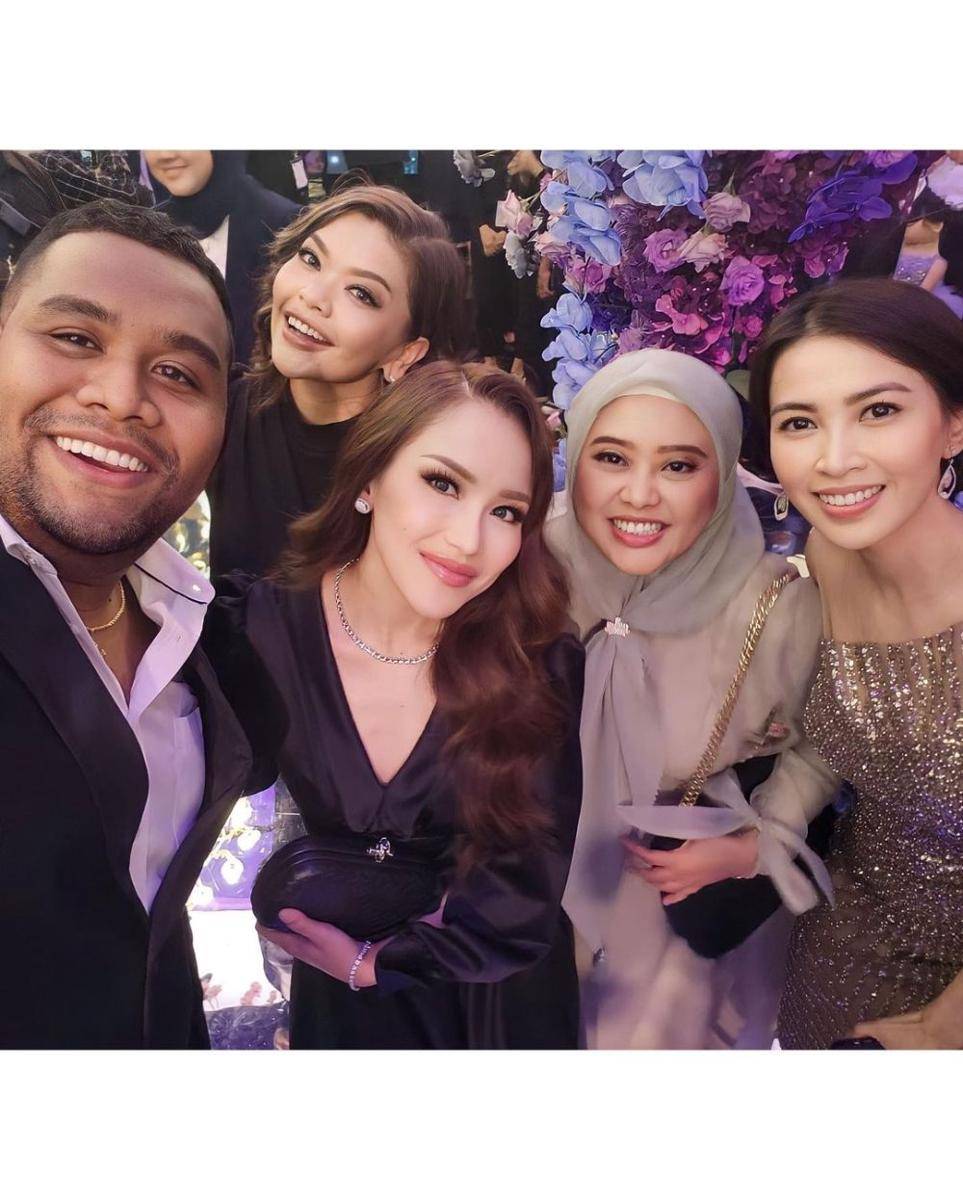potret Ayu Ting Ting di resepsi pernikahan Kevin-Valen (instagram.com/ayutingting92)