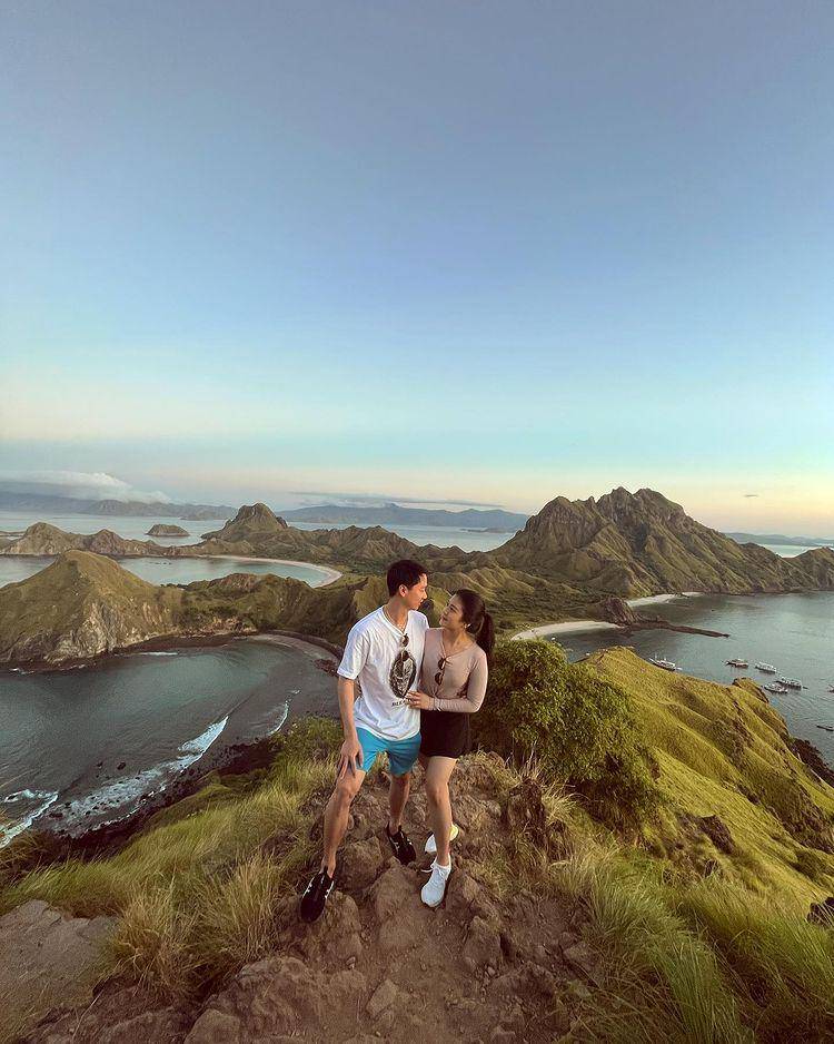 Potret honeymoon Kevin Sanjaya dan Valencia Tanoesoedibjo di Labuan Bajo. (instagram.com/valenciatanoe)