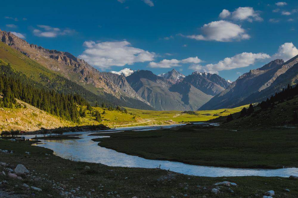 panorama alam Kirgizstan (unsplash.com/Above Horizon)
