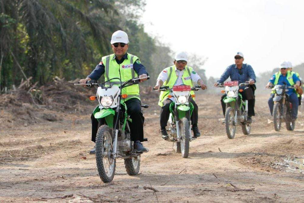 (Pj Bupati Muba, Apriyadi saat meninjau program pembangunan tol Bayung Lencir -Tempino) IDN Times/dok. Humas Pemkab Muba