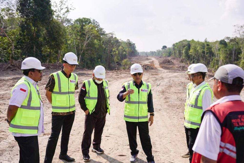 (Pj Bupati Muba, Apriyadi saat meninjau program pembangunan tol Bayung Lencir -Tempino) IDN Times/dok. Humas Pemkab Muba