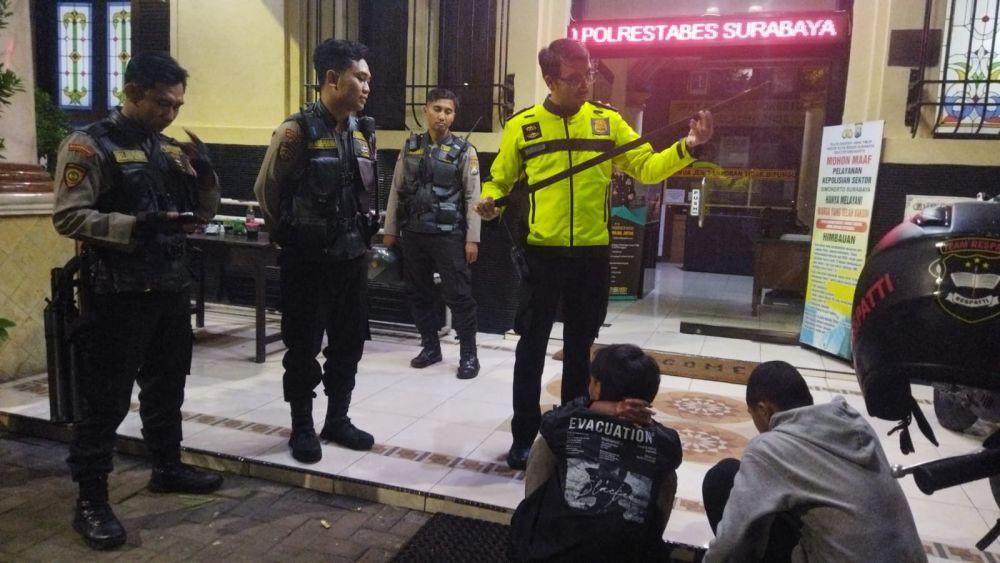 Polisi Surabaya Tangkap Belasan Pemuda Hendak Tawuran