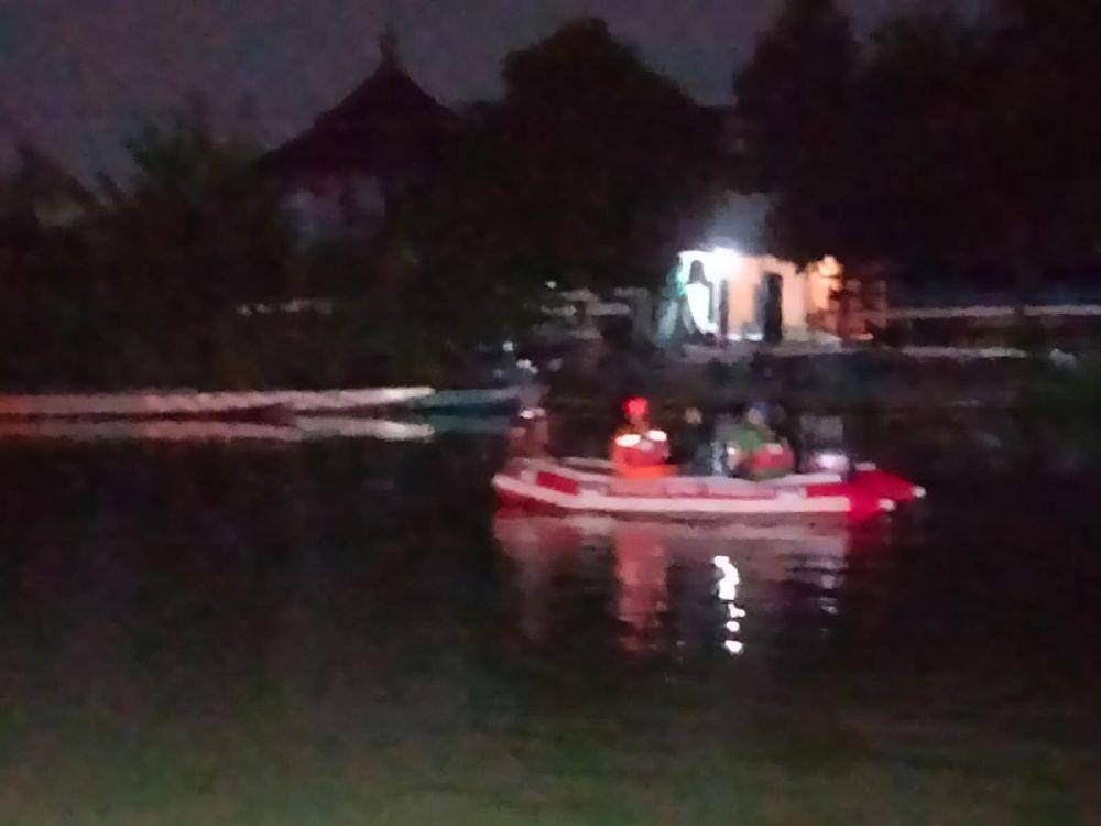 Pencarian balita tenggelam di Sungai Rolak. Dok. BPBD Surabaya