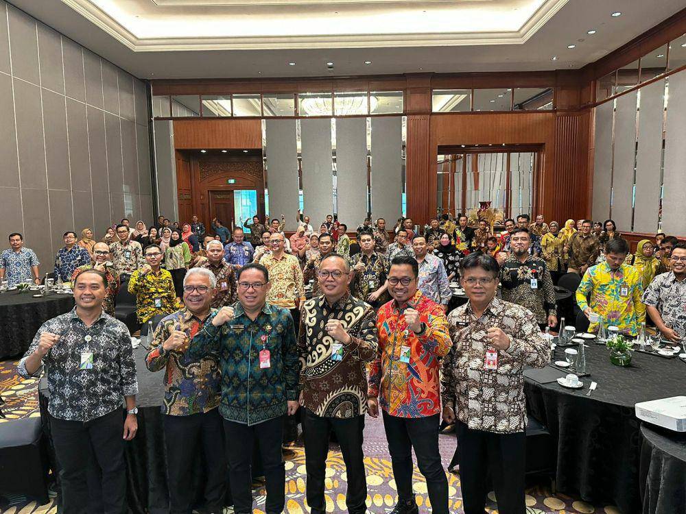 Foto bersama peserta seminar bertajuk "Optimalisasi Jaminan Sosial Ketenagakerjaan Melalui Dukungan dan Implementasi Pemerintah Daerah di Provinsi Jawa Timur". (Dok. BPJAMSOSTEK)
