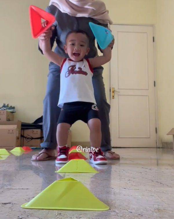 potret Rayyanza latihan fisik basket (instagram.com/riniperdiyanti)