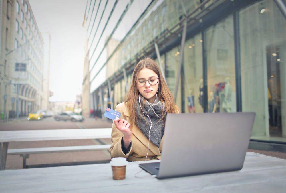 ilustrasi belanja online (pexels.com/Andrea Piacquadio)