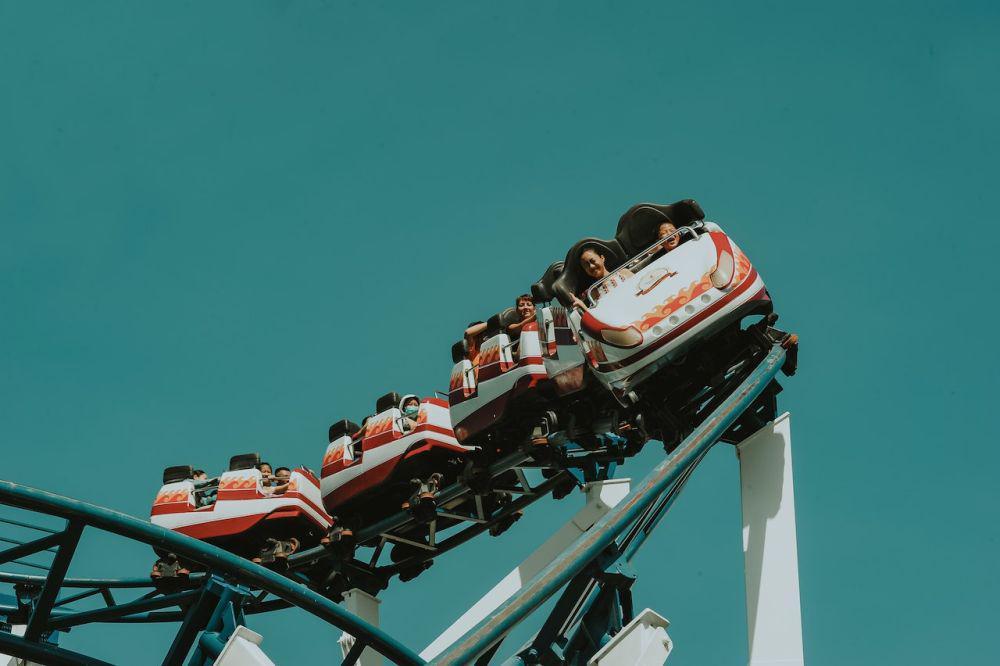 Duh! Roller Coaster di Swedia Keluar Trek dan Jatuh ke Tanah