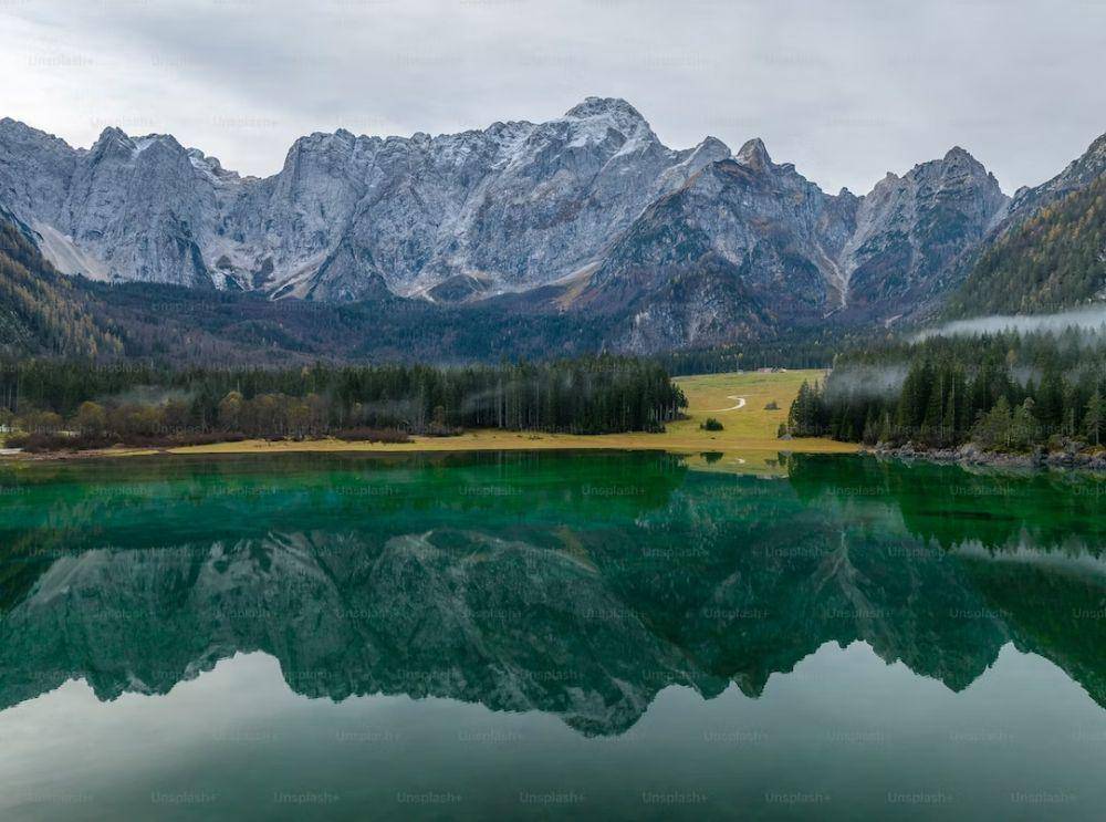 lanskap pegunungan Alpen di Italia (unsplash.com/Unsplash+)