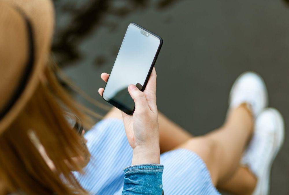 Penggunaan ponsel berlebihan dapat memicu migren (pexels.com/George Dolgikh)