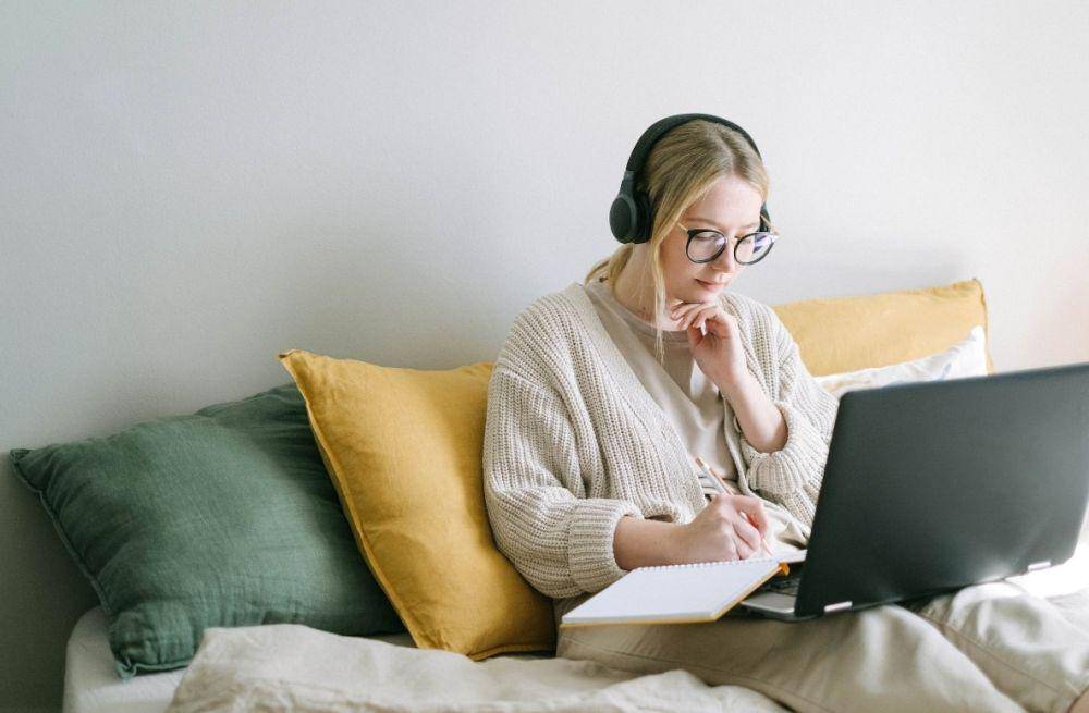 Kurang bergerak memicu sakit kepala (pexels.com/Ivan Samkov)