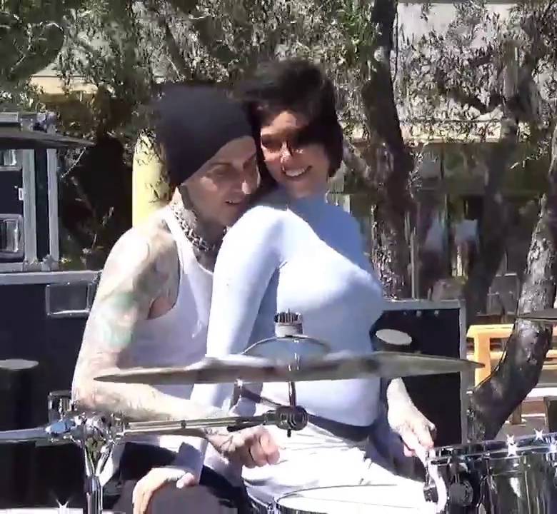 Kourtney Kardashian hamil anak Travis Barker (Instagram.com/kourtneykardash)