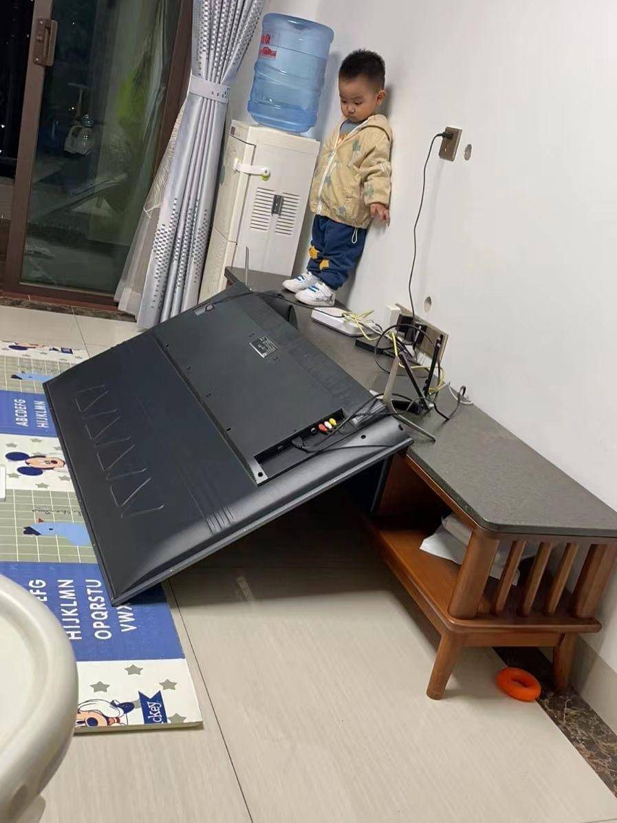 potret bocil ngerusakin TV (reddit.com/user/AdorimeJacklove)