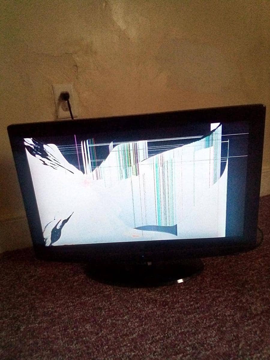 potret bocil ngerusakin TV (reddit.com/r/KidsAre*************)