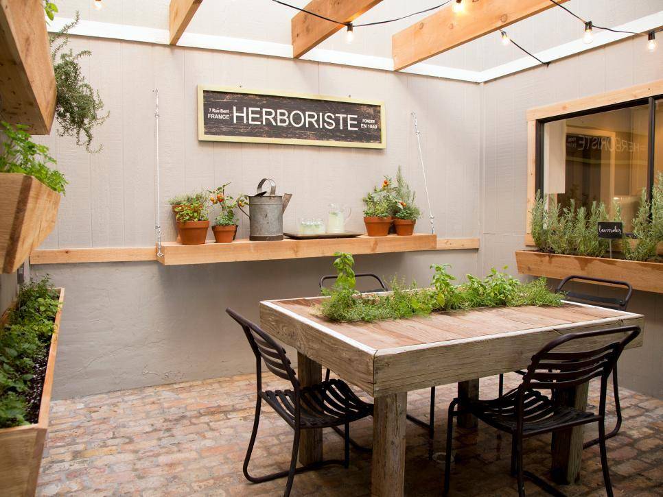 Atrium sebagai ruang makan dan kebun herba (hgtv.com/Sarah Wilson)