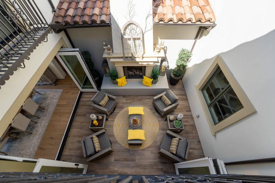 Atrium yang berfungsi sebagai ruang keluarga (hgtv.com/Thomas Pellicer)