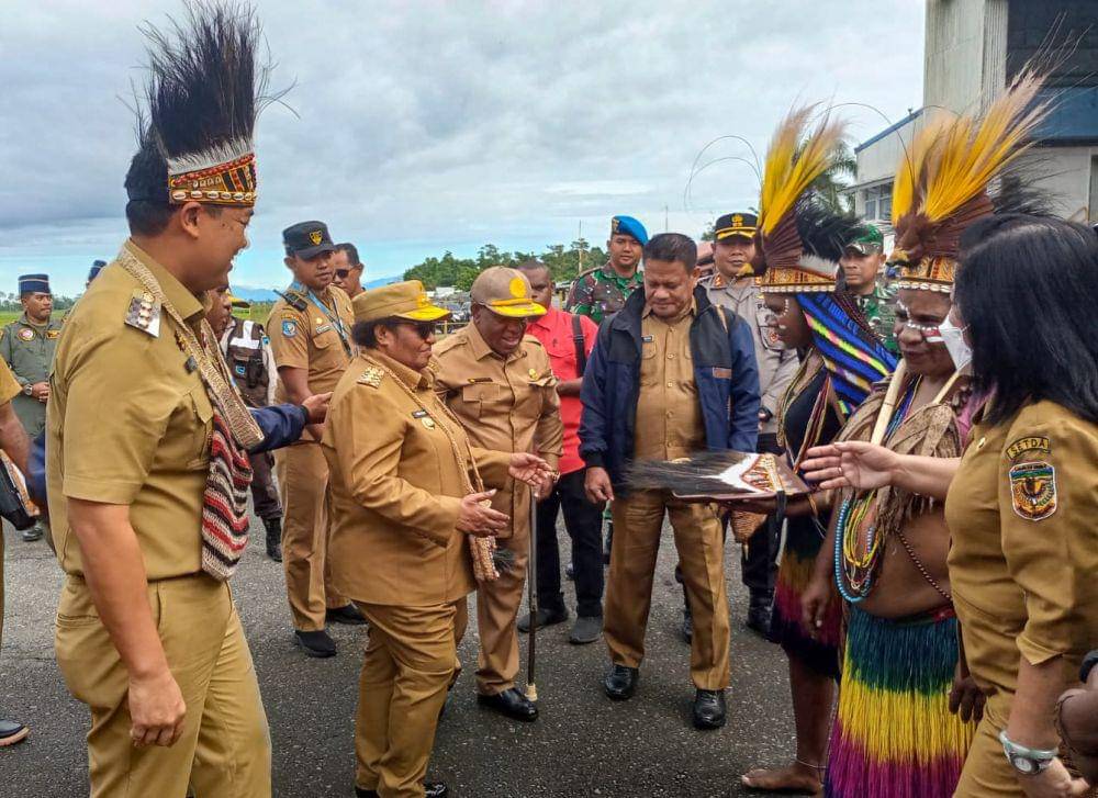 Rombongan Pj Gubernur Papua Tengah dan Pj Bupati Mimika disambut di Bandara Avco Mozes Kilangin Timika. (IDN Times/Endy Langobelen