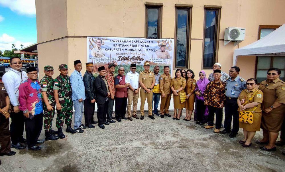 Foto bersama Pj Bupati Mimika, Valentinus Sudarjanto Sumito, dengan jajaran dan sejumlah Ormas. (IDN Times/Endy Langobelen)