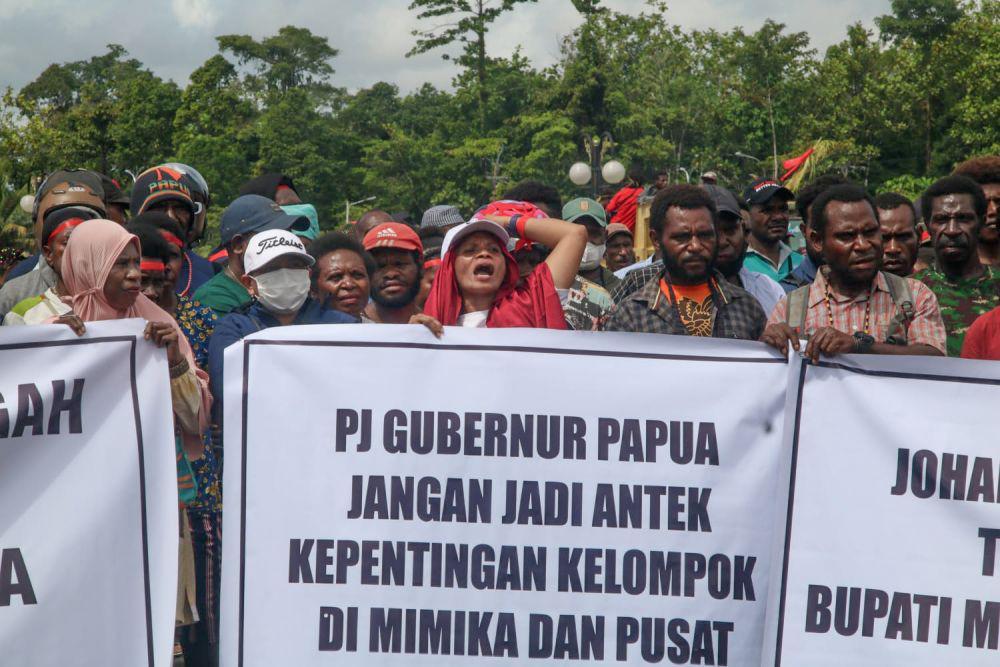 Massa Pendukung John Rettob Demo Tolak Pj Bupati Mimika
