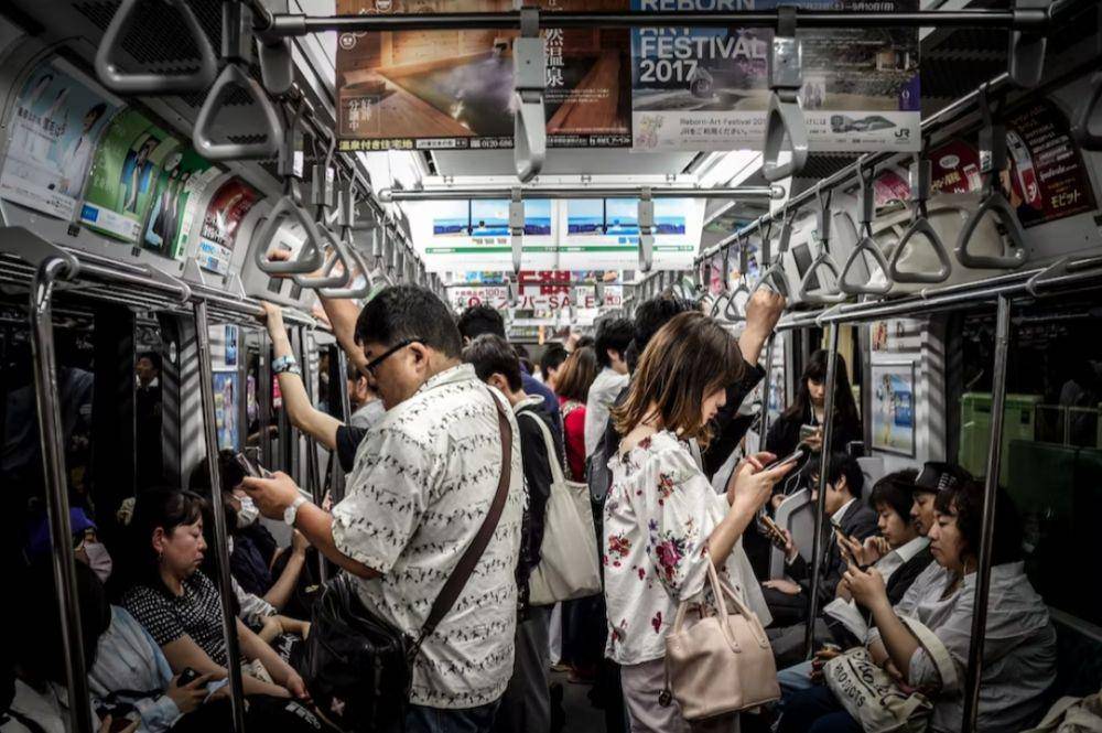 ilustrasi penumpang di transportasi umum (unsplash.com/@hughhan)