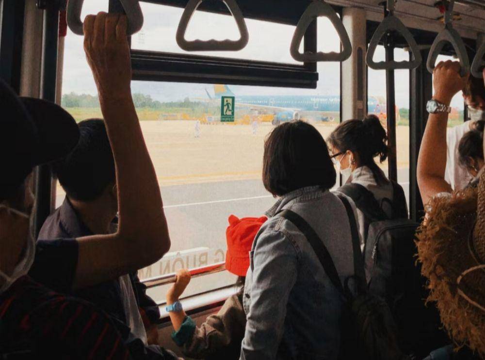 Ilustrasi penumpang berdiri di bus(unsplash.com/@hangocthuy)