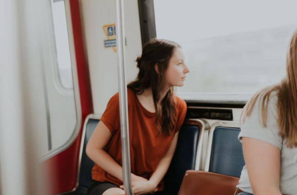 ilustrasi penumpang KRL (unsplash.com/@priscilladupreez)