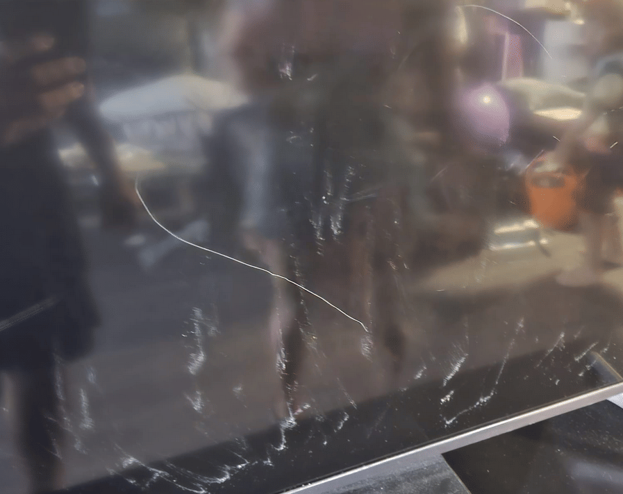 potret bocil ngerusakin TV (reddit.com/user/jmgurtler)