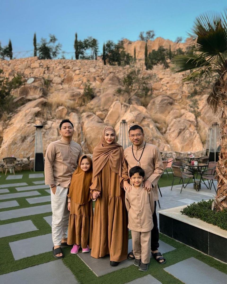 Busana keluarga Ashanty. (instagram.com/ashanty_ash)