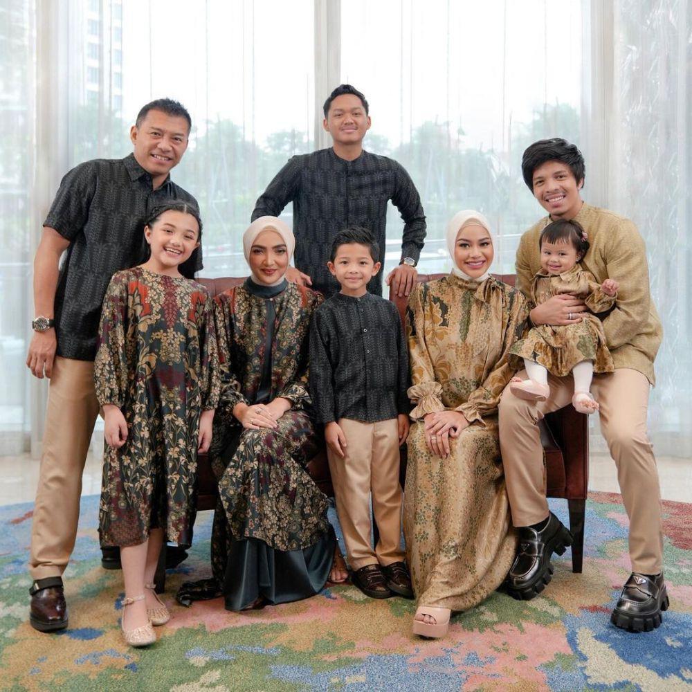 Busana keluarga Ashanty. (instagram.com/ashanty_ash)