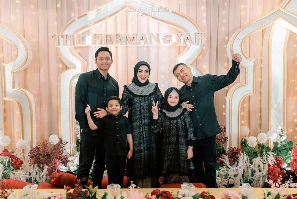 Busana keluarga Ashanty. (instagram.com/ashanty_ash)