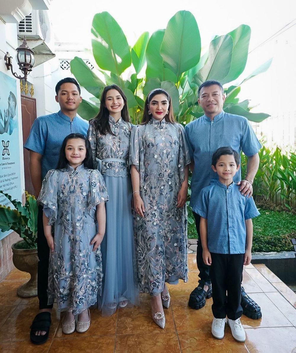 Busana keluarga Ashanty. (instagram.com/ashanty_ash)