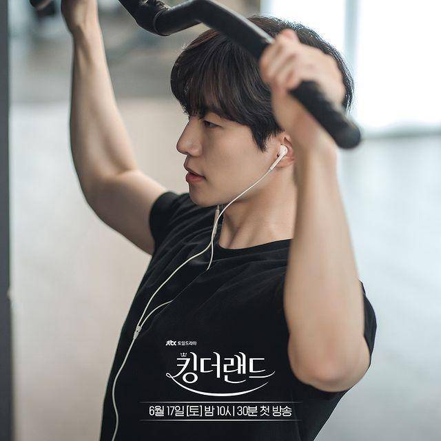 Still cut drama King The Land (instagram.com/jtbcdrama)