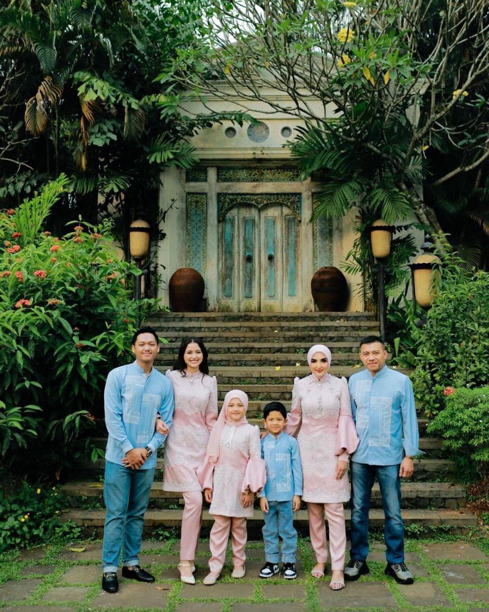 Busana keluarga Ashanty. (instagram.com/ashanty_ash)
