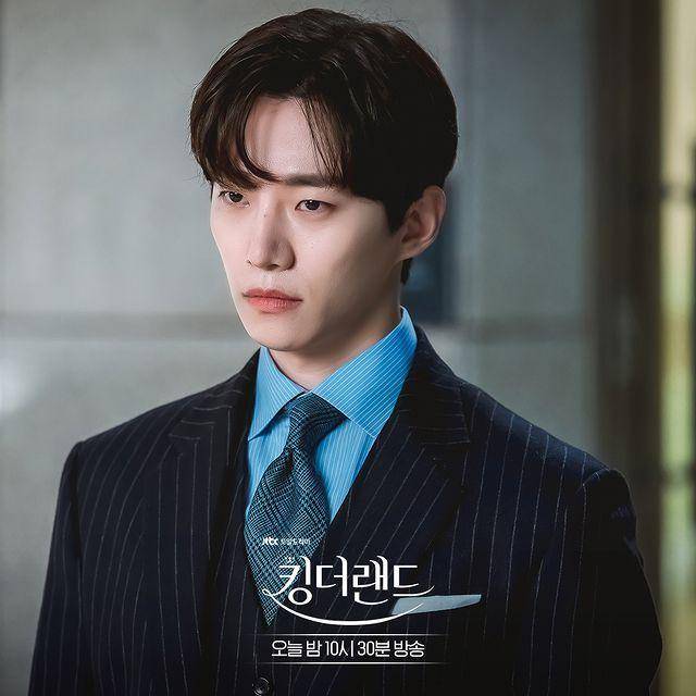 Still cut drama King The Land (instagram.com/jtbcdrama)